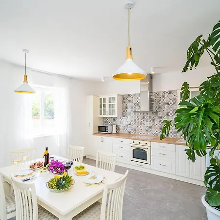 Nona's Paradise - Free Parking Apartment *